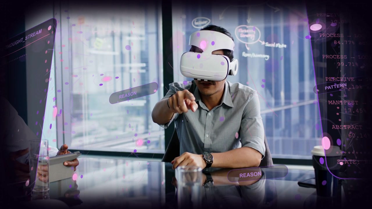 Dopo l'attivazione dell'headset, un uomo indica e tocca tessere UI olografiche, mostrando la tecnologia a un collega.