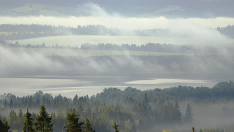 Panoramaaufnahme-Von-Nebel,-Der-über-Die-Seenlandschaft-Rollt