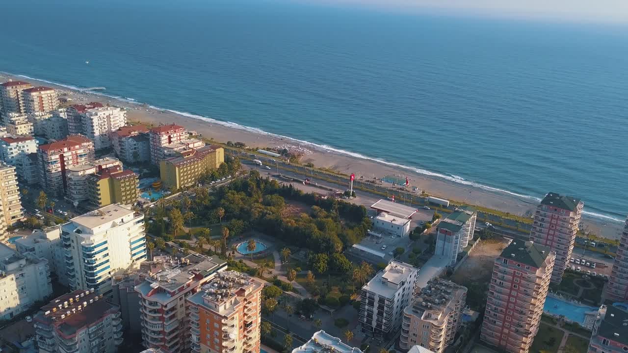 воздушный вид прибрежного городского пейзажа с пляжем и отелями