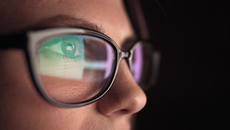 mujer con gafas en vista de perfil