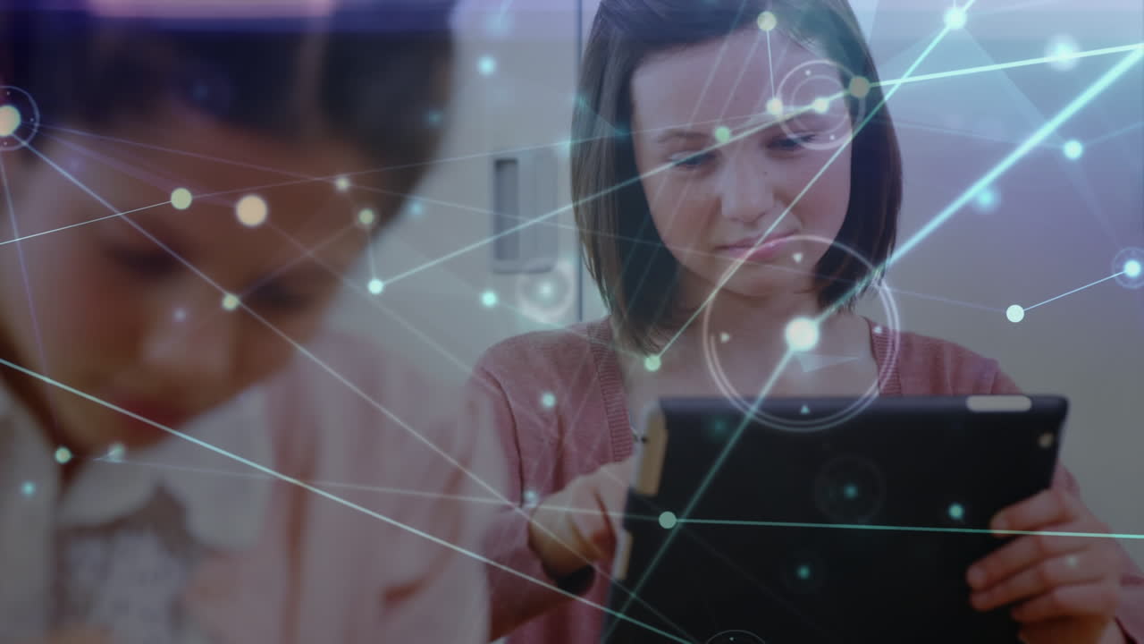 animación de la red de conexiones sobre la niña caucásica que usa la tableta en la escuela