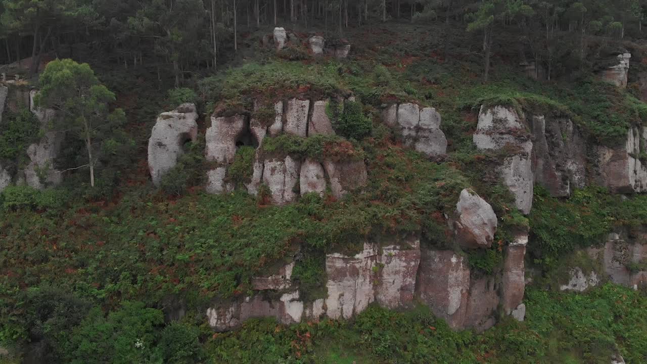 스페인 북부 의 바위 해변 의 공중 사진