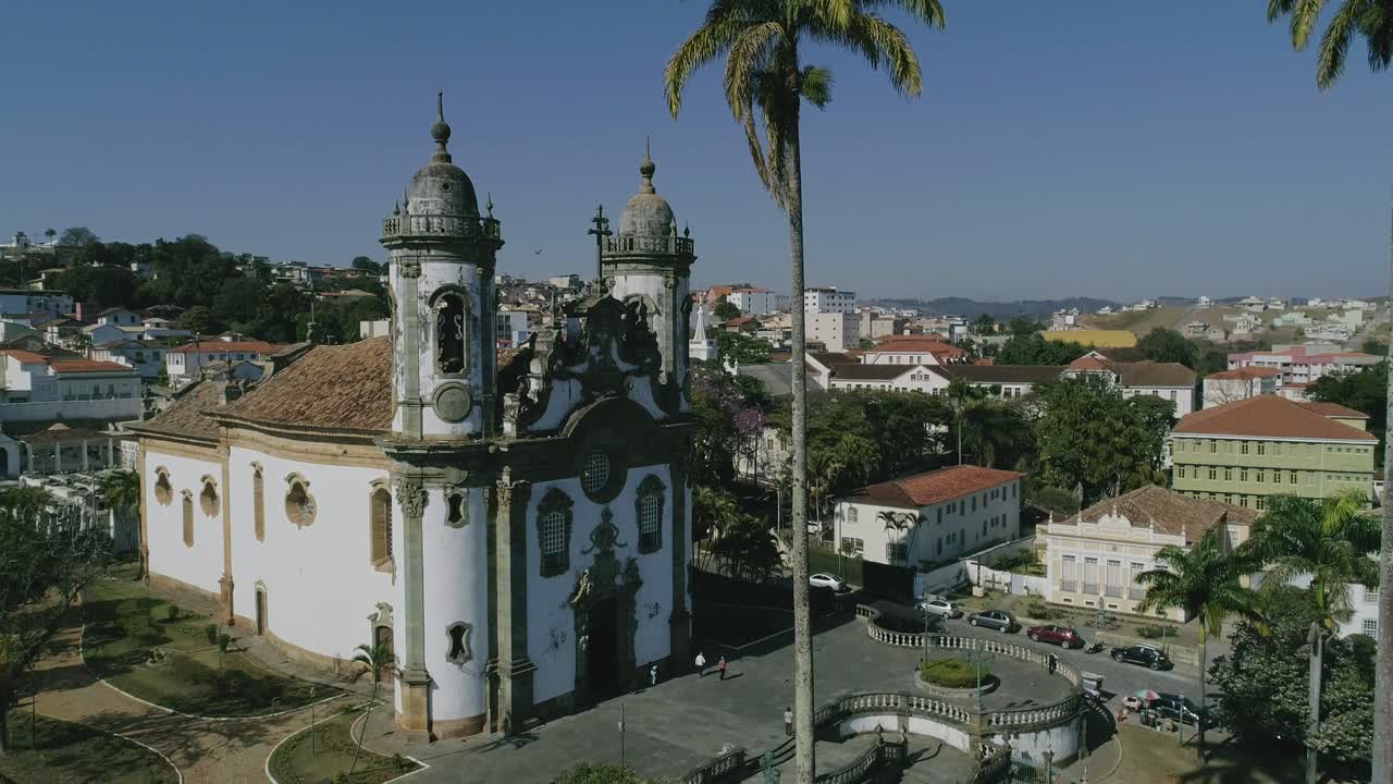 video aereo de una iglesia historica en minas gerais, brasil