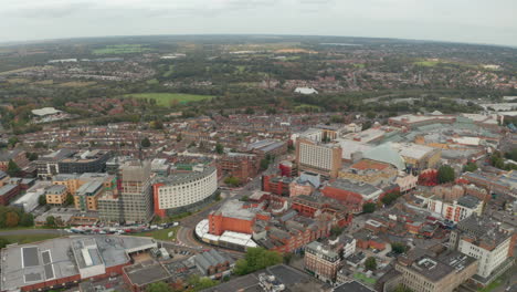 tight circling aerial shot sobre el centro de la ciudad de watford