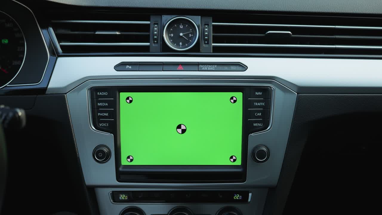 tiro para la animación. toque de dedo pantalla verde maqueta de pantalla del tablero de instrumentos en el coche moderno. aplicación de mapa en línea. hombre de negocios conduciendo coche de lujo. estilo de vida de la gente de negocios. viaje de fin de semana