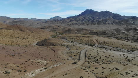 Vista-Aérea-Hacia-Adelante-De-Una-Carretera-Aislada-En-Medio-Del-Desierto