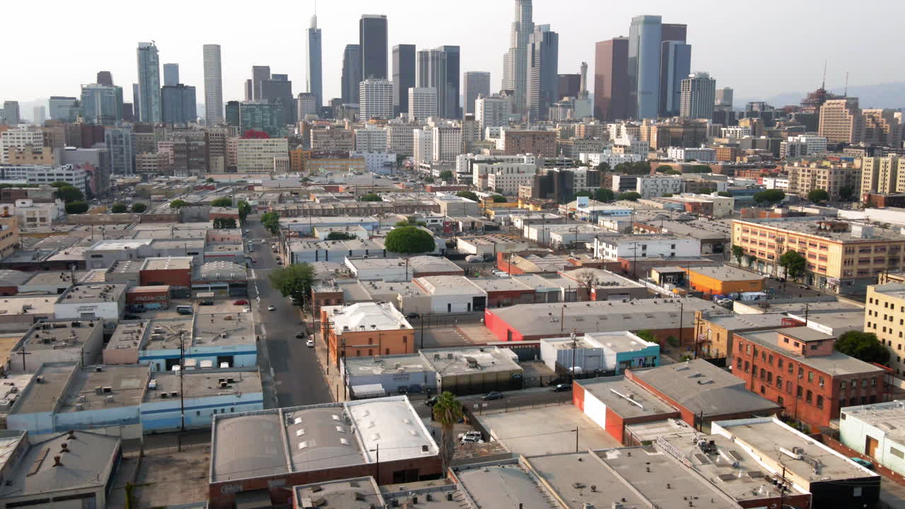 Vista panoramica del paesaggio urbano del centro di Los Angeles con grattacieli moderni