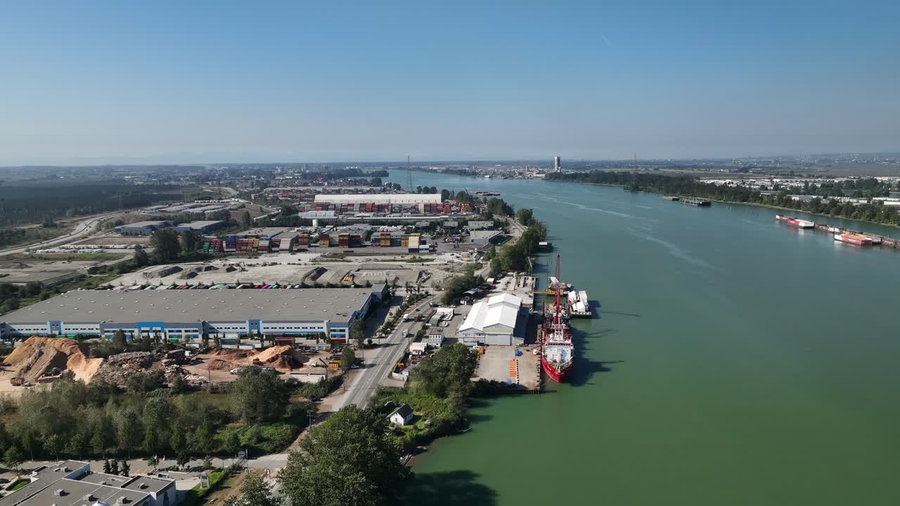 캐나다 델타 의  ⁇ 은 날 에 프레이저 강 항구 에 있는 화물 선박 의 항공 사진