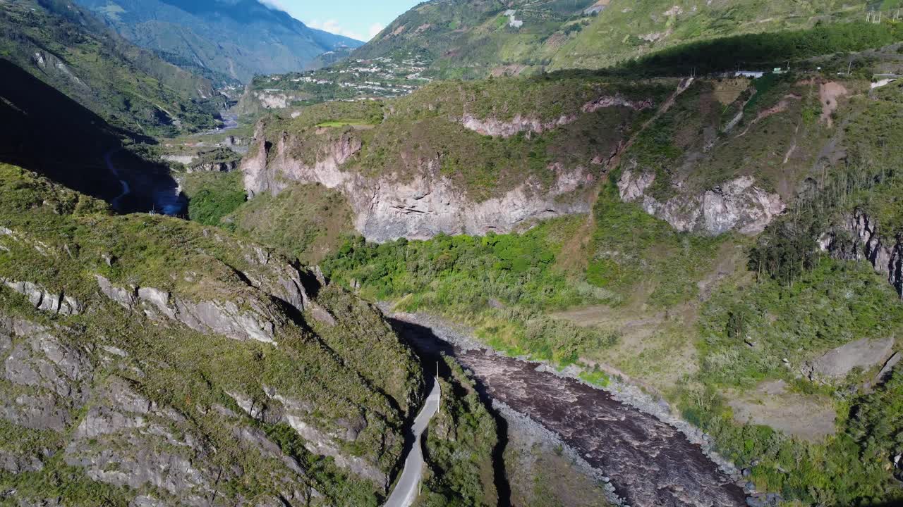 vuelo aéreo de drones sobre el río chambo, banos de agua santa, provincia de tungurahua, ecuador