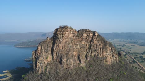 tomada de un dron a alta altitud de la presa de karamchat en bihar, que ofrece una vista panorámica de la vasta extensión de agua.