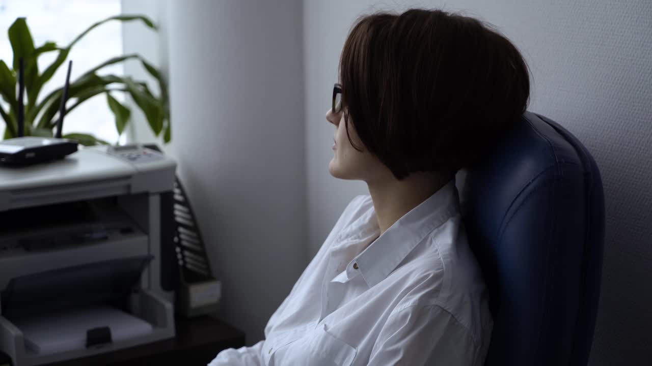 женщина в офисном кресле