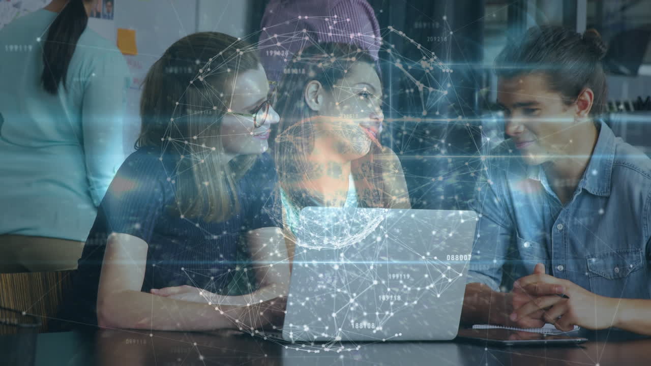 animación de conexiones y globo sobre diversos compañeros de trabajo que trabajan en computadora portátil en la oficina