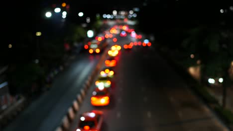 vista superior del semáforo bokeh en el camino.