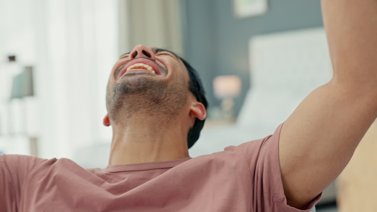 hombre asiático, llamada telefónica y wow ganador de la lotería