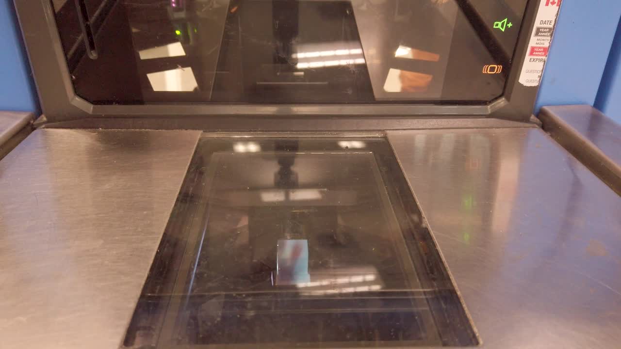 소매점의 셀프 계산대에서 스캔 중인 항목