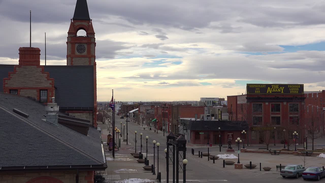 un plano de establecimiento de ángulo alto del centro de cheyenne wyoming