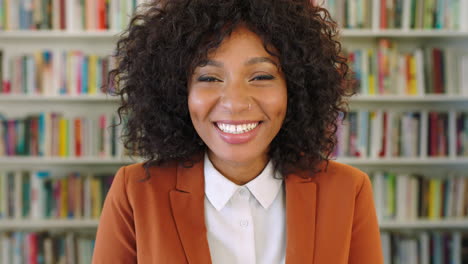 Una-Joven-Bibliotecaria-Negra-Feliz-Sonriendo