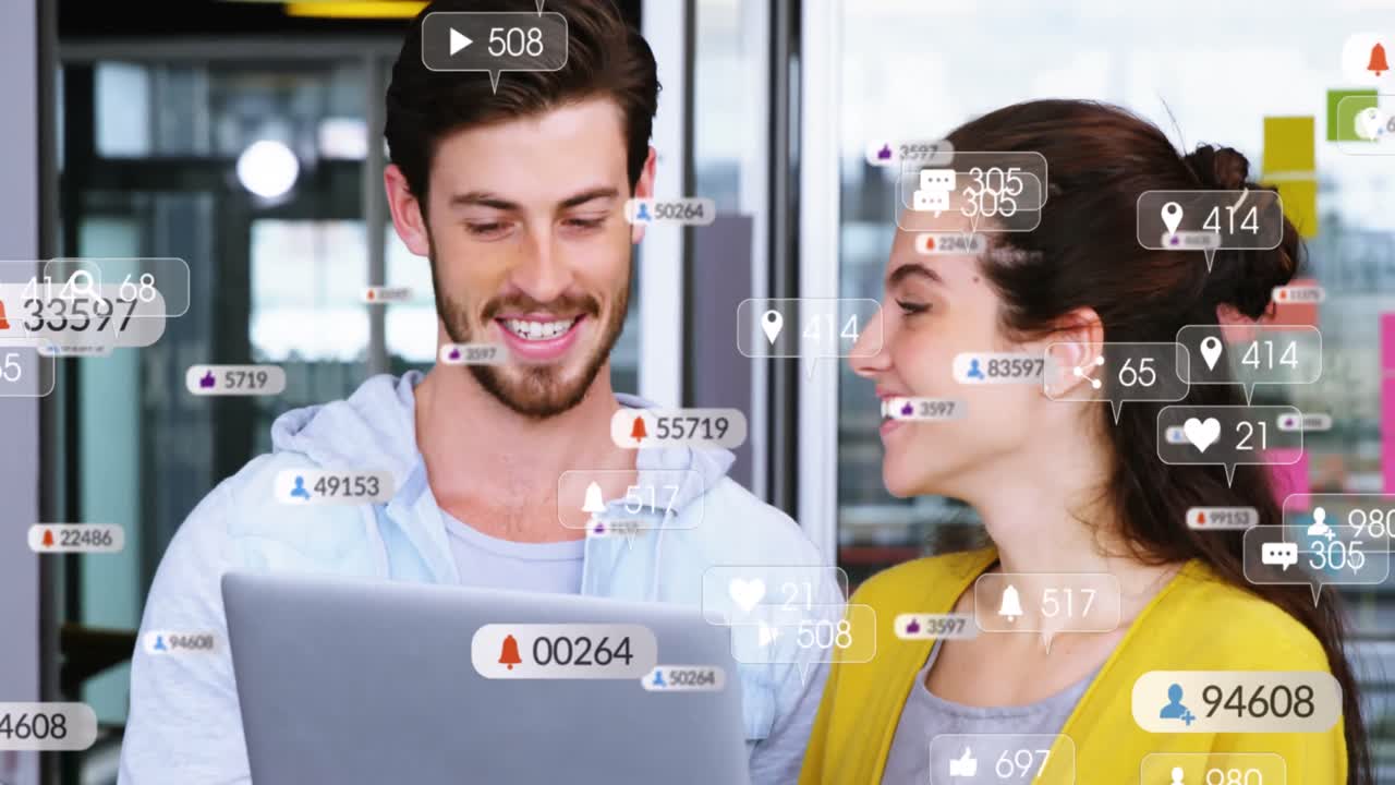 animación de iconos de notificación y números de cambio sobre compañero de trabajo caucásico discutiendo en la computadora portátil.