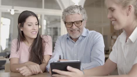 jefe senior con gafas viendo algo en la tableta