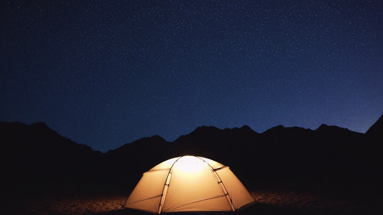 별 아래 캠핑하는 것