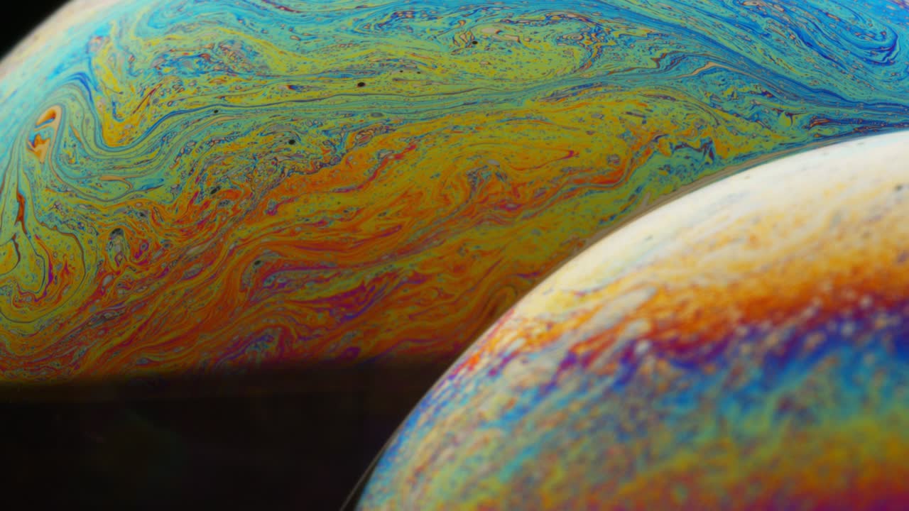 fotografía de cerca de hermosas líneas giratorias desde la superficie del jabón líquido