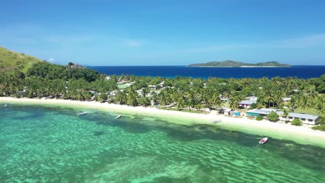 Eine-Luftaufnahme-Zeigt-Boote,-Die-Am-Strand-Von-Yanuya-Island-Fidschi-Angedockt-Sind