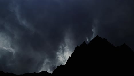 silueta de montaña y fondo de nube oscura de tormenta