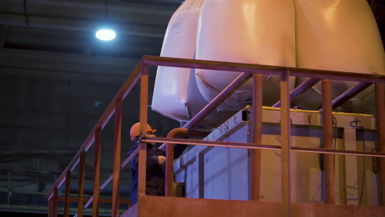 재료 운반 장비에 대한 유지보수를 수행하는 산업 노동자