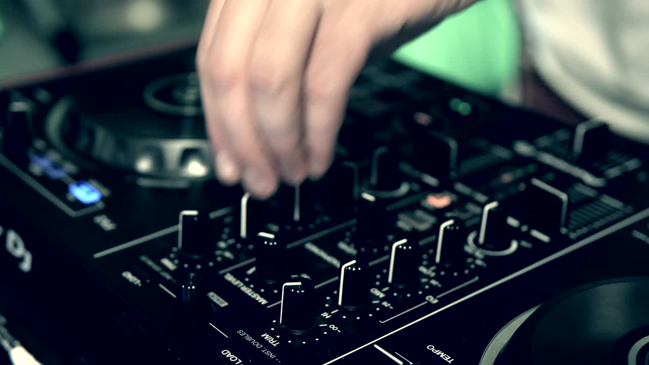 ajusta los controles de la pista en el panel de control de dj.