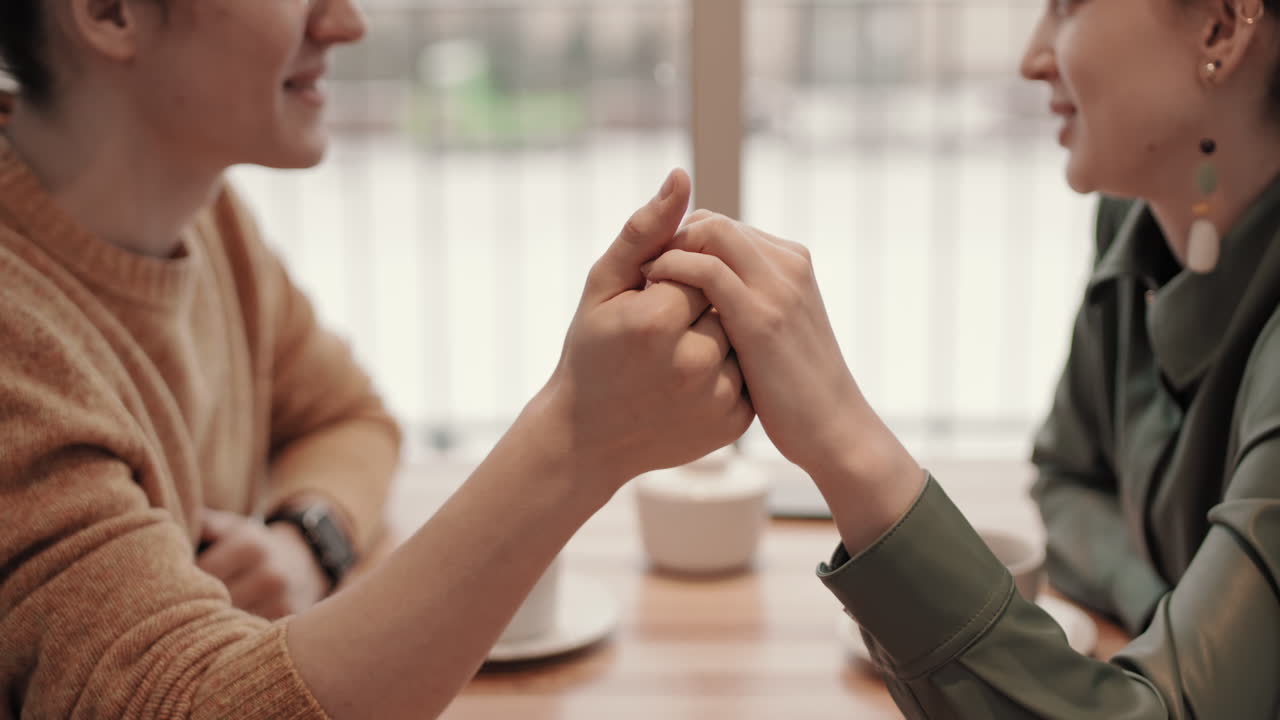 커피하우스에서 만나는 사랑하는 커플