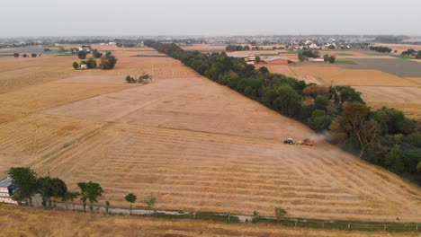 Agricultor-Cortando-Restos-De-La-Cosecha-De-Trigo-Y-Preparando-La-Granja-Para-La-Próxima-Cosecha