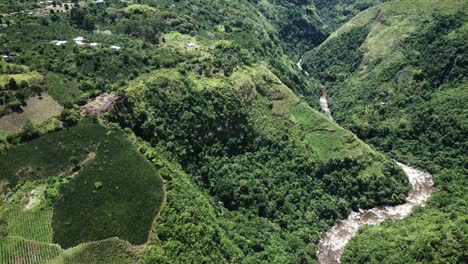 Vista-Aérea-Sobre-Magdalena-San-Agustin-Exuberantes-Bosques-Verdes-Valles-Sinuosos-En-Las-Montañas-De-Los-Andes