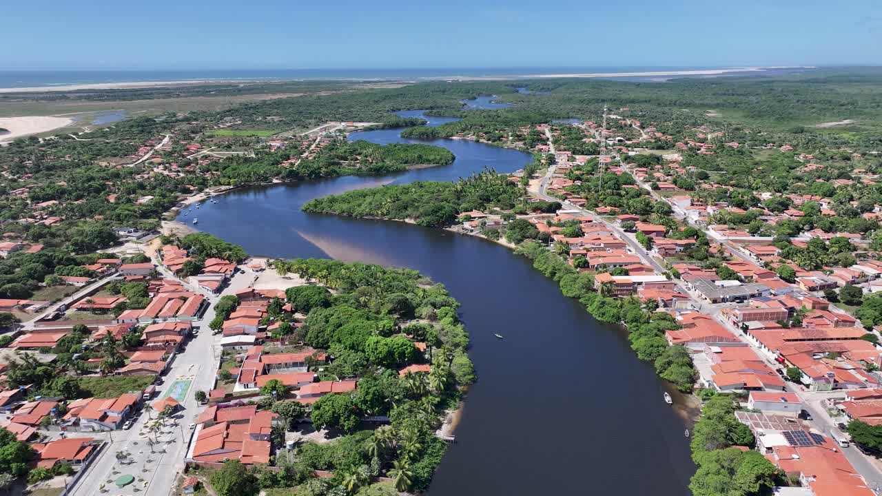 Paulino Neves-skyline ved Paulino Neves i Maranhão, Brasil. Bybilde fra sentrum. Motiv av Fome-elven. Paulino Neves-skyline ved Maranhão. Nordøstlig landskap. Urbant landskap. By på landsbygda