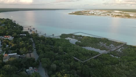 Antenne-Bacalar-Mexiko-Quintana-Roo-Reise-Urlaubsziel-Resort-Strandstadt