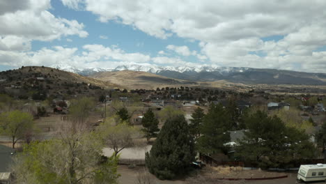 paso elevado residencial de reno nevada con hermosas montañas cubiertas de nieve y mt