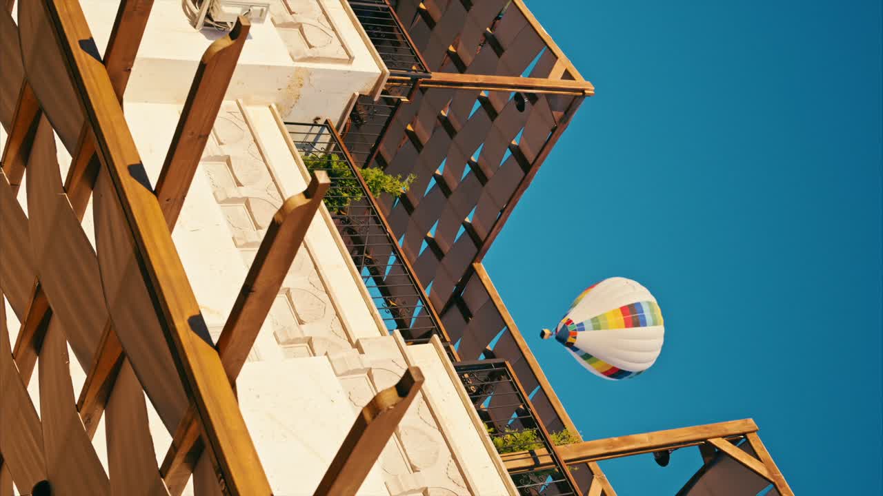viendo el viaje en globo de aire caliente desde la terraza del hotel por la mañana