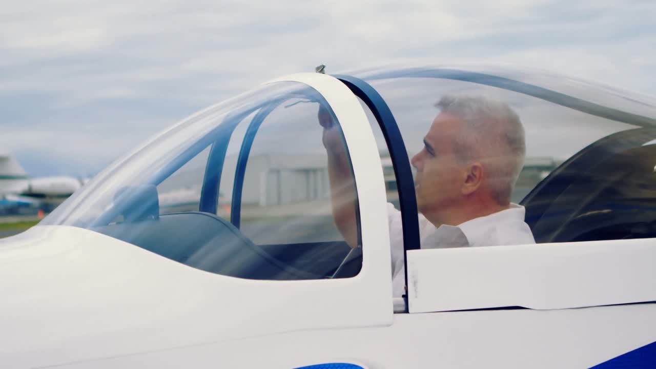 piloto listo para iniciar la aeronave 4k