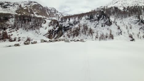 Verschneites-Dorf-In-Den-Schweizer-Alpen