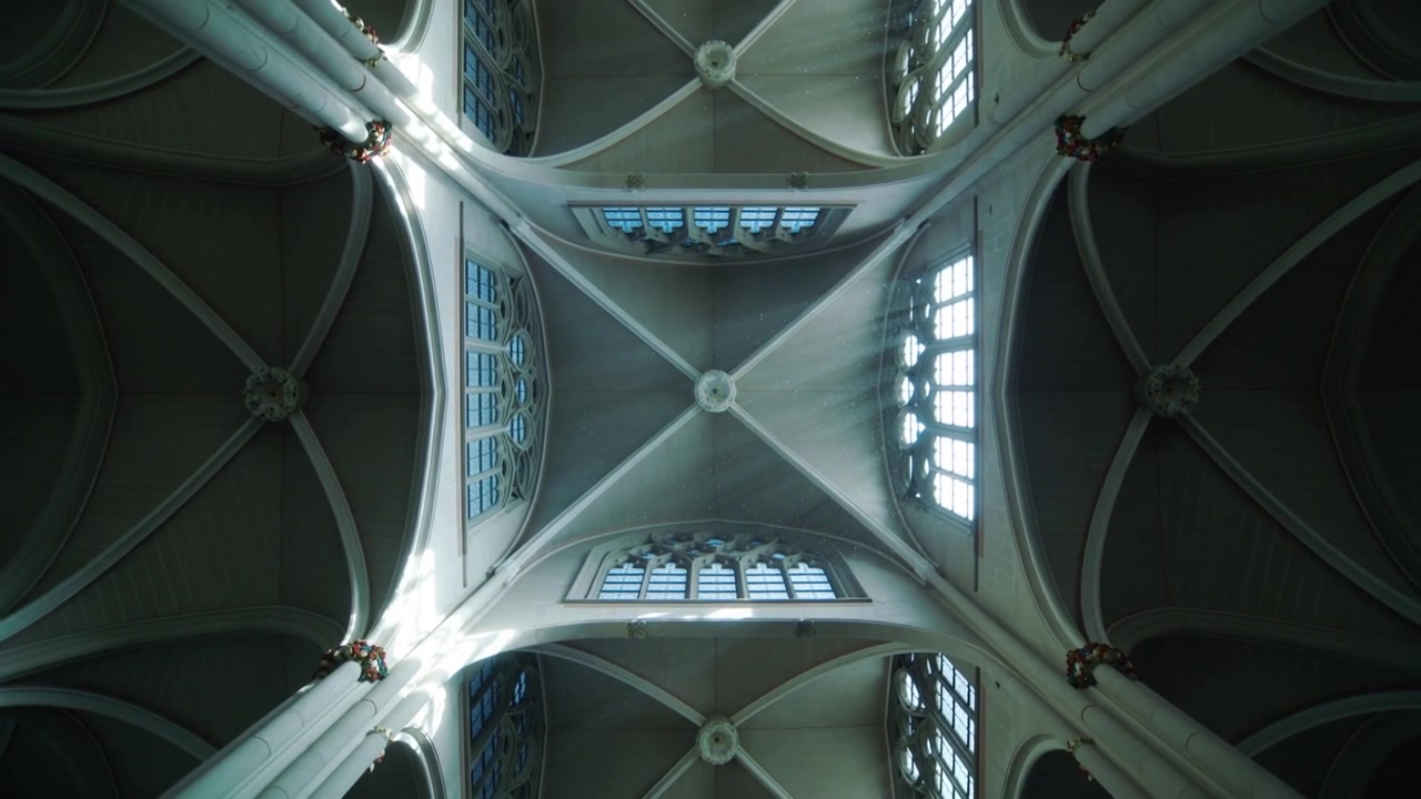 Assistente che esegue quattro rotazioni, ruotando una panoramica a 360 gradi in chiesa, utilizzando le finestre per trovare la vista verticale.