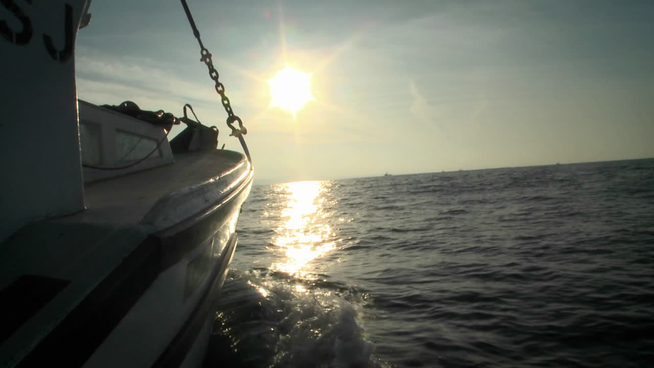 un barco navega en aguas abiertas hacia el horizonte