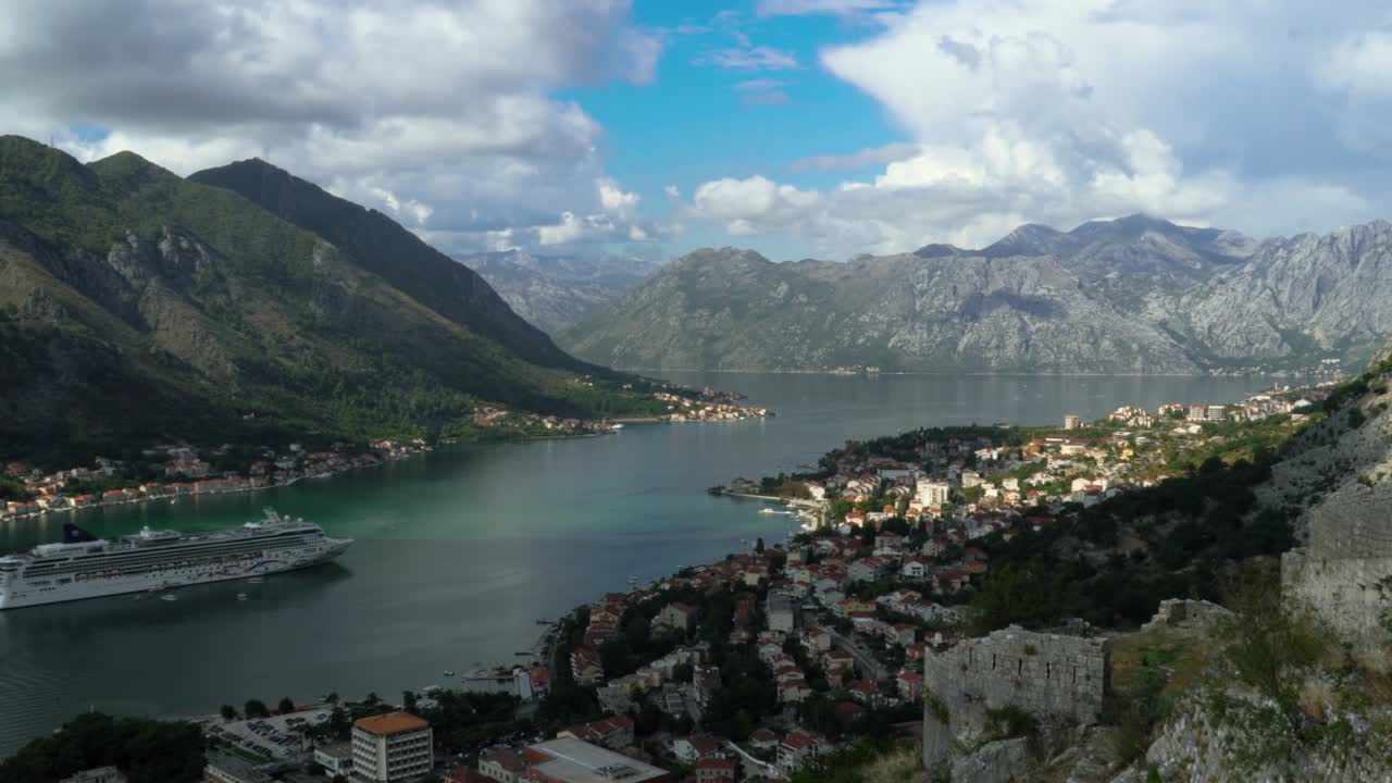 몬테네그로 (montenegro) 의 코토르 (kotor) 만 (bay of kotor) 은 오래된 요새, 중세 도시 및 경치 좋은 산맥을 포함하는 아드리아 해의 그림 같은 장소 중 하나입니다.