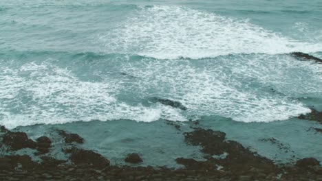 las olas rompen en la costa de peniche portugal, en forte da praia da consolação