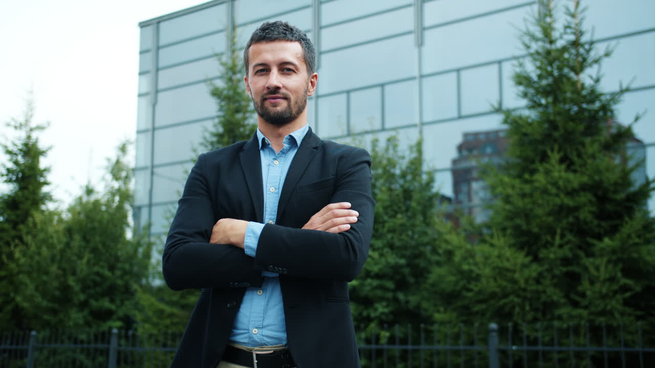 hombre de negocios frente a un edificio moderno