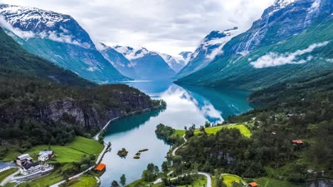 el lago lovatnet es una naturaleza hermosa de noruega.