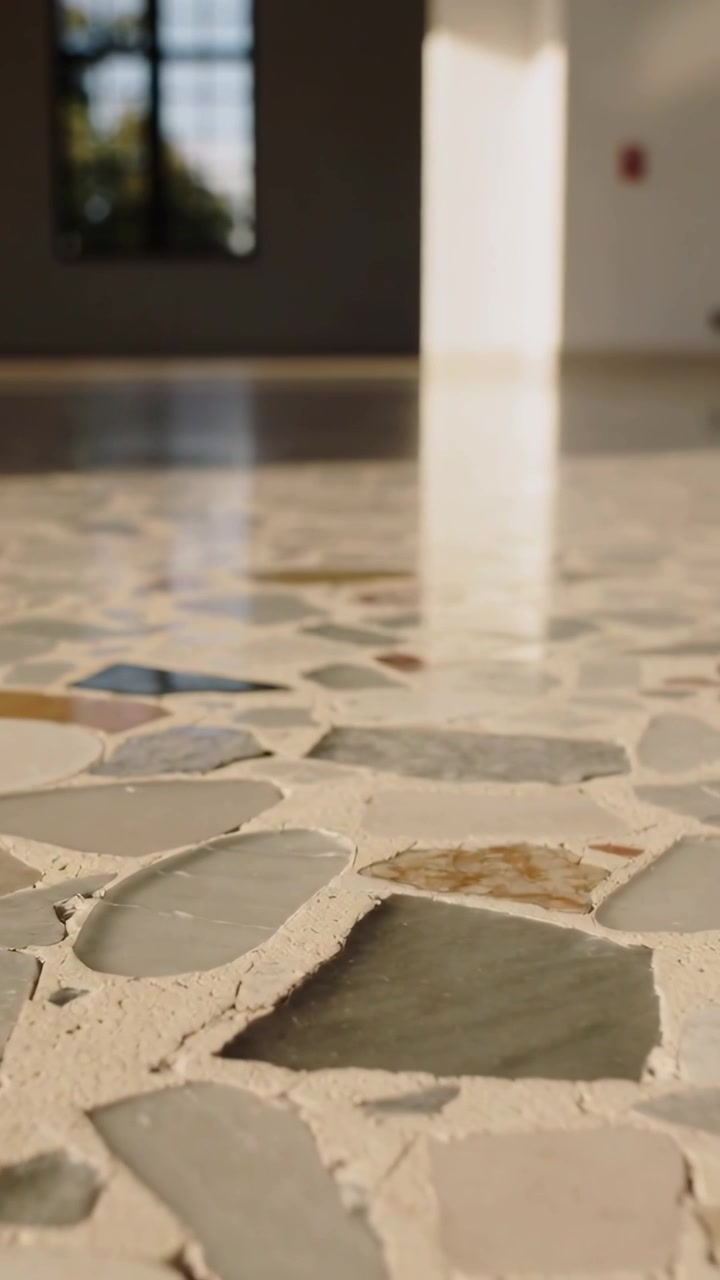 Video verticale: Telecamera che si allontana mostrando un pavimento in terrazzo in un corridoio, rivelando una finestra a colonna e un allarme rosso.