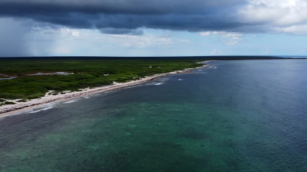 vista aérea de las playas de cozumel y tormenta en el fondo