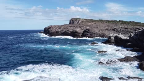 rocas maravillosas con olas en cerdeña