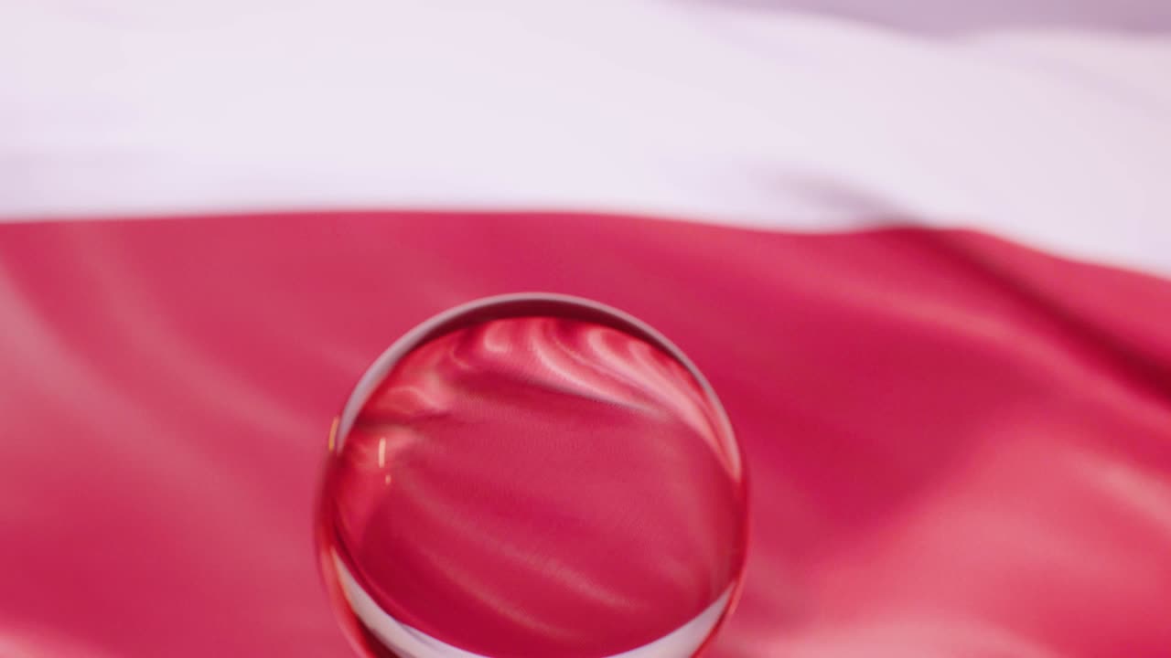 la bandera polaca está ondeando contra el cielo azul en 4k.