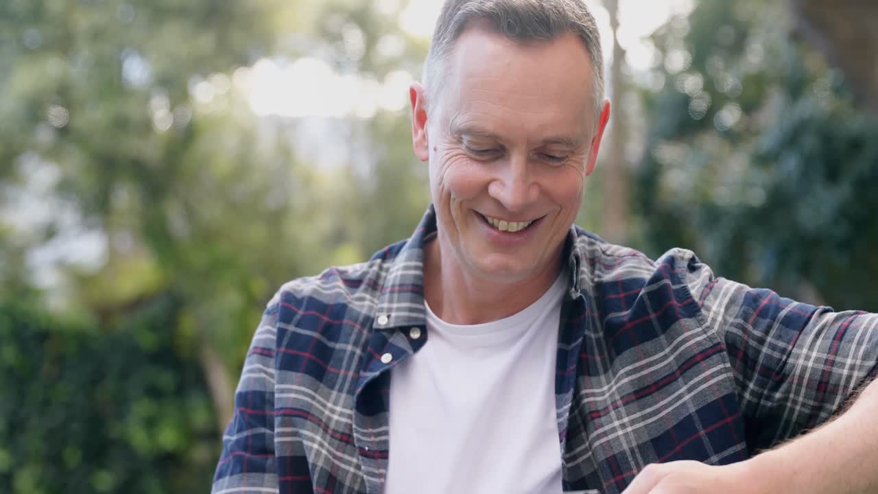 정원에서  ⁇ 드폰을 사용하는 남자 4k