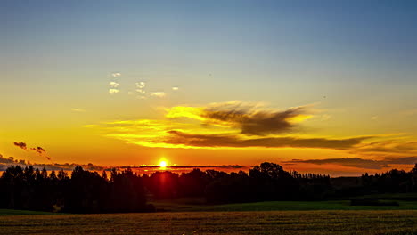 Timelapse-De-Un-Hermoso-Amanecer-Naranja-Con-Nubes-En-Movimiento-En-El-Cielo